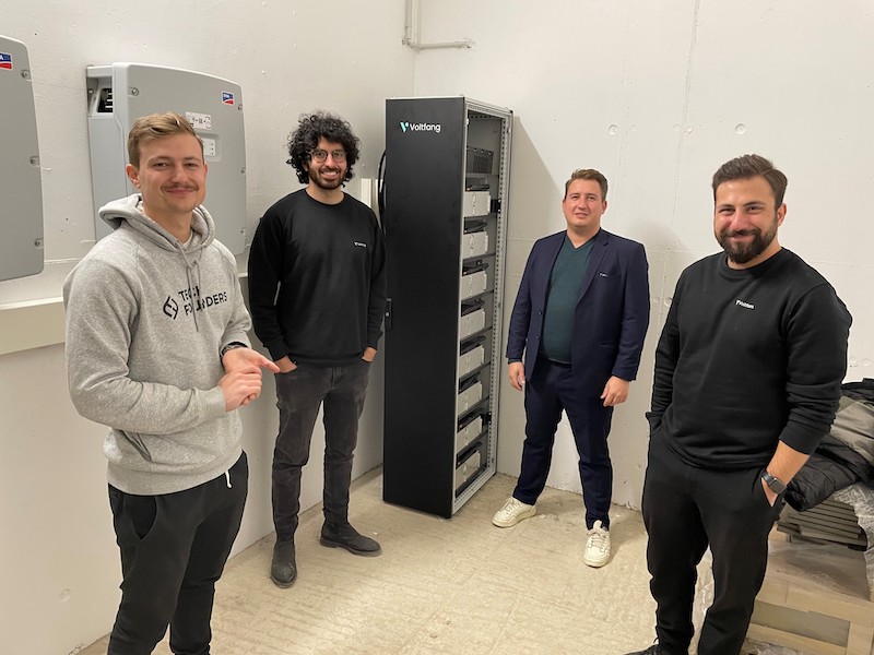 Vier Männer neben einem Stromspeicher - die neue Second-Life-Batterie bei Aldi in Gütersloh