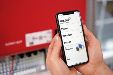 SMA: Smartphone wird in den Händen gehalten. Zu sehen ist der 360GradApp-Fachhandwerker