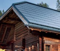 m Bild eine typisch aussehende Schweizer Alpenhütte mit Solardach Tera Slate.
