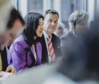 Im Mittelpunkt des Bildes zwei Personen: Katherina Reiche und Christian Freiherr von Stetten. Die Energiepolitiker:innen der Koalition befassen sich derzeit mit der EEG-Novelle 2027.