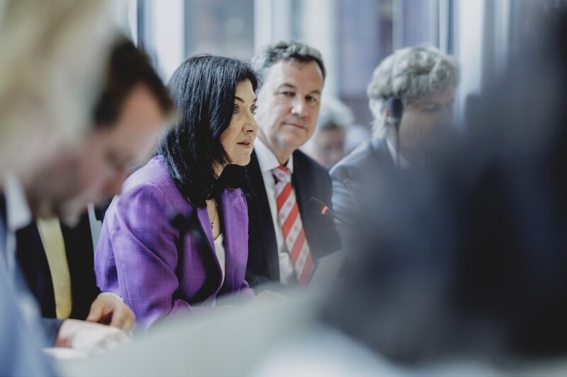 Im Mittelpunkt des Bildes zwei Personen: Katherina Reiche und Christian Freiherr von Stetten. Die Energiepolitiker:innen der Koalition befassen sich derzeit mit der EEG-Novelle 2027.