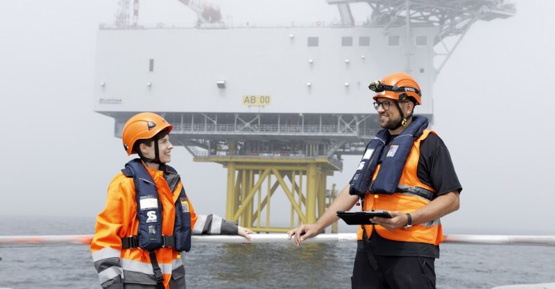 Im Bild zwei 50Hertz Mitarbeitende auf der Ostsee bei der Kontrolle der Offshore-Windenergie.