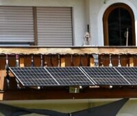 Im Bild ein Balkonkraftwerk, die Deutsche Gesellschaft für Sonnenenergie wird 50 Jahre und hat Steckersolaranlagen maßgeblich mit auf den Weg gebracht.