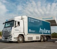 Ein hylane-LKW steht an einer Wasserstoff-Tankstelle von H2 Mobility. hylane und H2 Mobility bieten ab 2026 Wasserstoff für Lkw für 8 €/kg an.