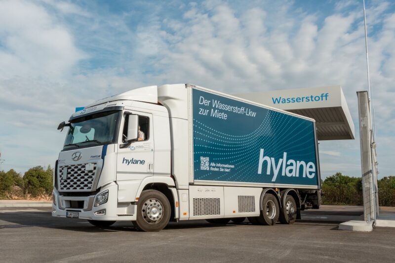 Ein hylane-LKW steht an einer Wasserstoff-Tankstelle von H2 Mobility. hylane und H2 Mobility bieten ab 2026 Wasserstoff für Lkw für 8 €/kg an.