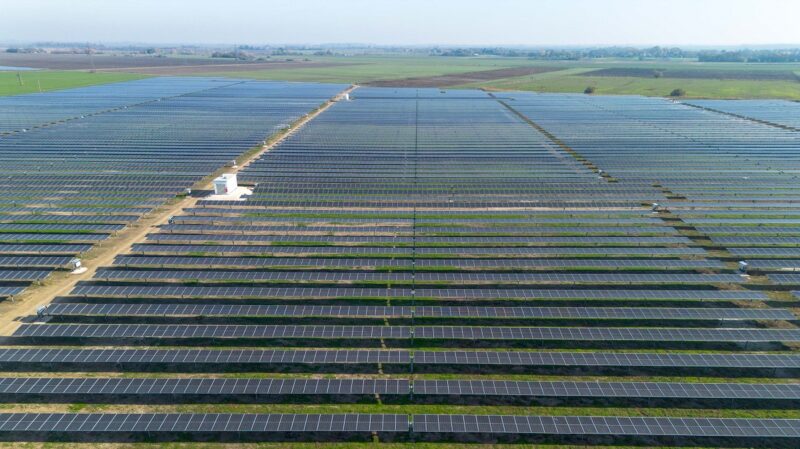 Eine große Photovoltaik-Anlage in Ungarn, der griechische Energiekonzern PPC kauft die Abo-Energy-Tochtergesellschaft in Polen und auch die Ungarn zusammen mit etlichen Solarparks.