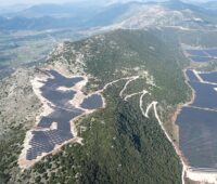 Luftbild von Photovoltaik-Anlage von Abo Wind in grünem Land