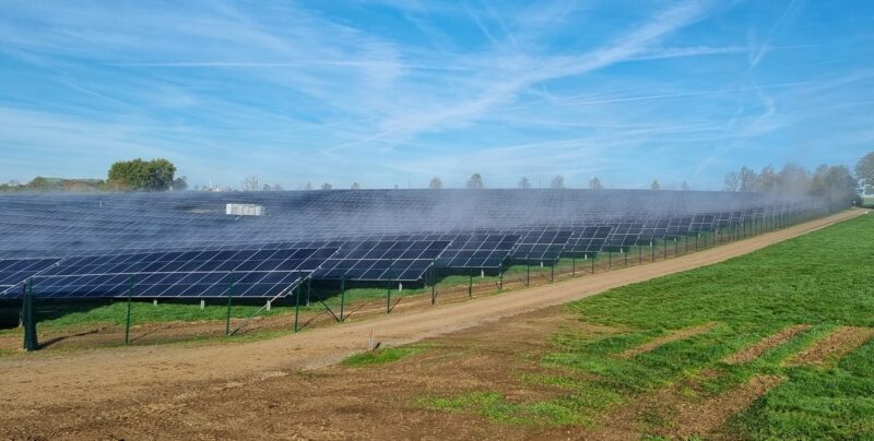 Im Bild ist die Freiflächen-Photovoltaik-Anlage vom Hybridprojekt in Lahr zu sehen.