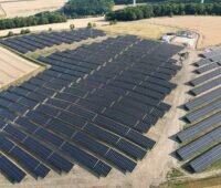 Im Bild der Photovoltaik-Solarpark Niederkirchen, das PV-Geschäft von Abo Wind läuft gut.