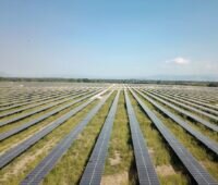 Zu sehen ist ein Photovoltaik-Solarpark. Im ABO Wind Geschäftsjahr 2020 war ein Photovoltaik-Solarpark in Griechenland das größte Einzelprojekt des Projektierers.