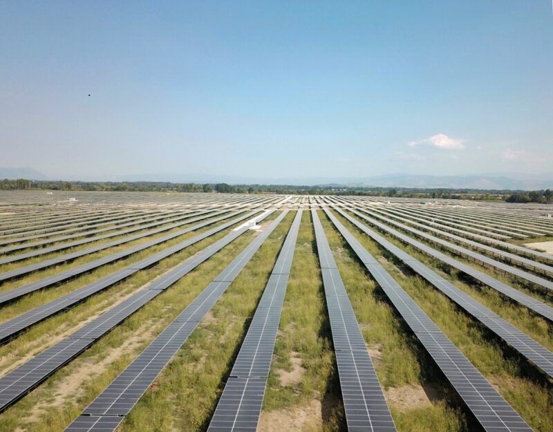 Zu sehen ist ein Photovoltaik-Solarpark. Im ABO Wind Geschäftsjahr 2020 war ein Photovoltaik-Solarpark in Griechenland das größte Einzelprojekt des Projektierers.