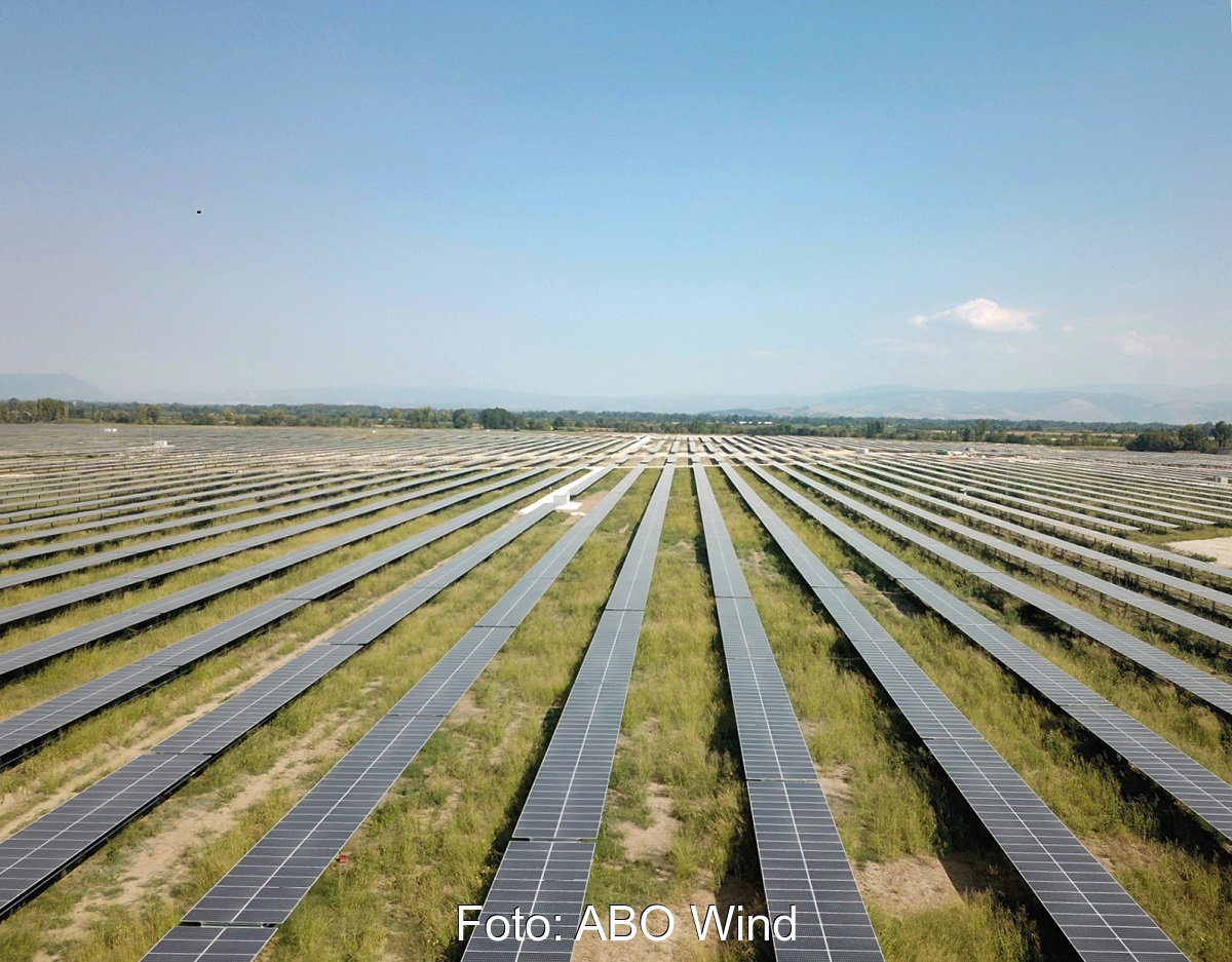 Zu sehen ist ein Photovoltaik-Solarpark. Im ABO Wind Geschäftsjahr 2020 war ein Photovoltaik-Solarpark in Griechenland das größte Einzelprojekt des Projektierers.