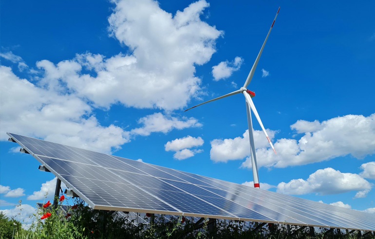 Zu sehen ist eine symbolische Darstellung für ein Hybridkraftwerk aus Photovoltaik und Batteriespeicher.