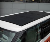 Im Bild ein ID. Buzz von Volkswagen mit Solardach.