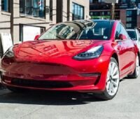 Zu sehen ist ein Tesla, den man nun bei der ADAC Autovermietung mieten kann.