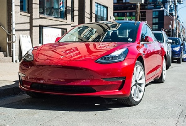 Zu sehen ist ein Tesla, den man nun bei der ADAC Autovermietung mieten kann.