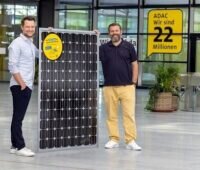 Im Bild Sascha Coccorullo, Leiter Strategie & New Business der ADAC SE, und Artur Schreiber, Deutschlandchef bei Otovo.