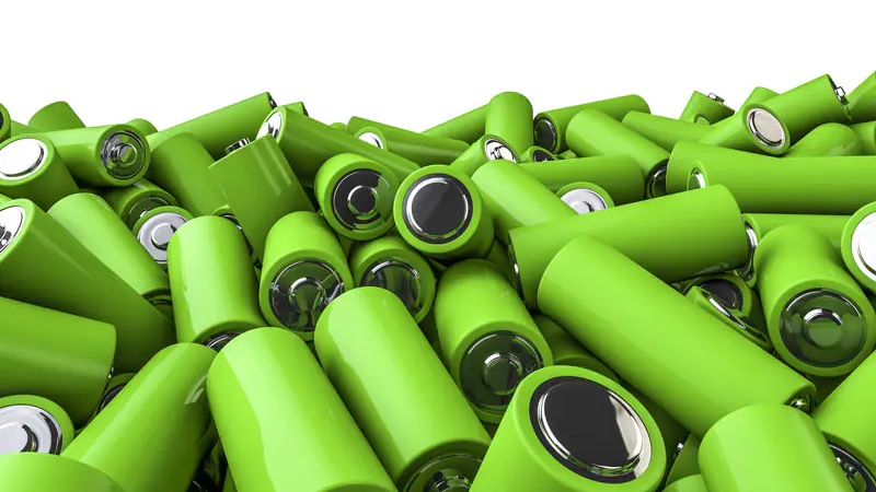Zu sehen ist ein Haufen grüner Batterien als symbolische Darstellung für einen Energiespeicher aus Second-Life-Batterien.