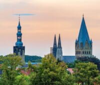 Kirchturmsilhouette über der Stadt Soest