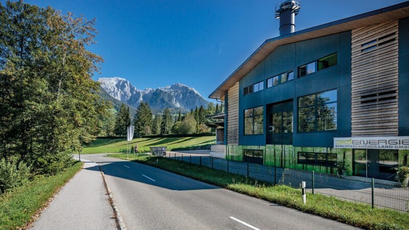 Zu sehen ist eine Bioenergie-Anlage die zur Reduktion vom CO2-Ausstoß im Landkreis Berchtesgadener Land beiträgt.