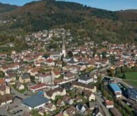 Die Agentur für Erneuerbare Energien e. V. (AEE) hat im November die Stadt Schönau im Schwarzwald als Energie-Kommune des Monats ausgezeichnet.