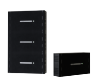 zwei schwarze Kisten in unterschiedlicher Höhe - stapelbare AEG Batterie-Module für Solar Komplettsysteme
