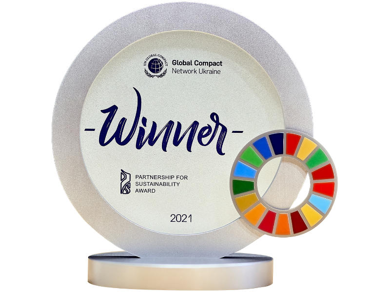 AE Solar GmbH: Pokal mit Aufdruck "Winner" Global Compact Network Ukraine/partnership for sustainability award