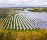 Zu sehen ist die weltgrößte Solarthermie-Anlage in Dänemark, die zur Dekarbonisierung der Fernwärme beiträgt.