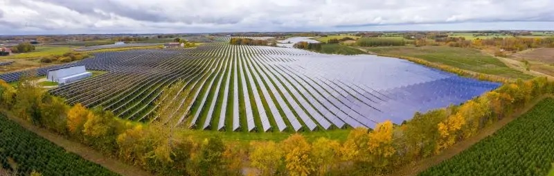 Zu sehen ist die weltgrößte Solarthermie-Anlage in Dänemark, die zur Dekarbonisierung der Fernwärme beiträgt.