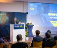 Ein Preisträger spricht anlässlich der Verleihung des Adolf Götzberger-Preises 2026.