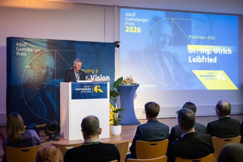 Ein Preisträger spricht anlässlich der Verleihung des Adolf Götzberger-Preises 2026.