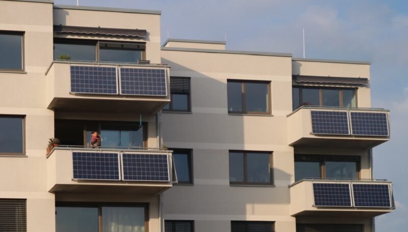 Im Bild mehrere Steckersolargeräte, für die das Solarpaket Verbesserungen bringt.