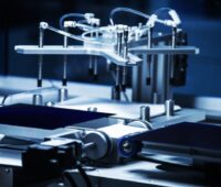 Maschine zur Herstellung von Rückkontakt-Solarzellen bei Aiko.