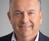 Im Bild ist Sjacco van de Sande, Managing Director AIT-Group. Das Unternehmen zeigt auf der Messe ISH Wärmepumpen für die energetische Sanierung.