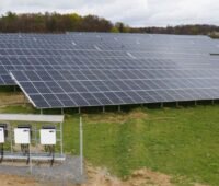 PV-Anlage auf einem Deponiehügel.