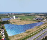 Solarthermie-Kollektorfeld, Großspeicher, Fernwärme-Heizwerk - die Wärmepumpe fehlt auf dem Bild noch.