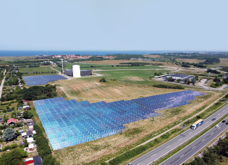 Solarthermie-Kollektorfeld, Großspeicher, Fernwärme-Heizwerk - die Wärmepumpe fehlt auf dem Bild noch.