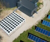 Im Bild die neue Großwärmepumpe, die neben der Solarthermie-Anlage bei Solrød Fjernvarme in Dänemark steht.