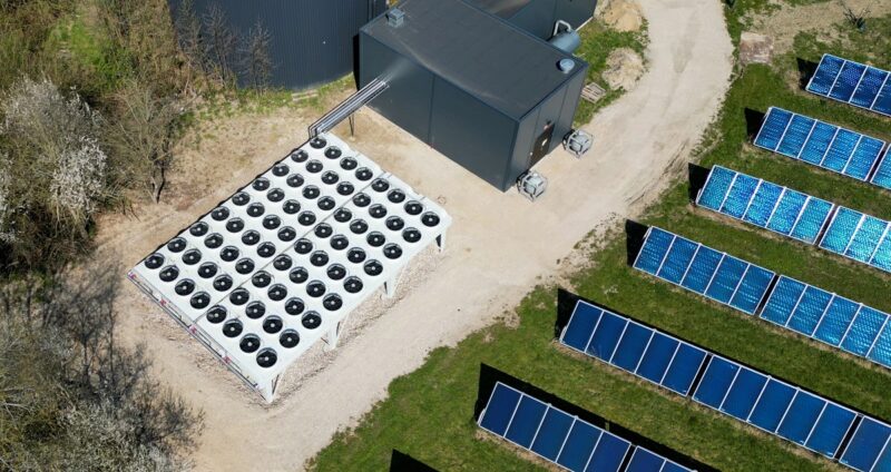 Im Bild die neue Großwärmepumpe, die neben der Solarthermie-Anlage bei Solrød Fjernvarme in Dänemark steht.