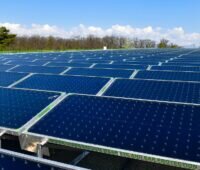 Zu sehen ist eine Solarthermie-Großanlage für die Fernwärme, die TVP Solar in Genf errichtet hat.