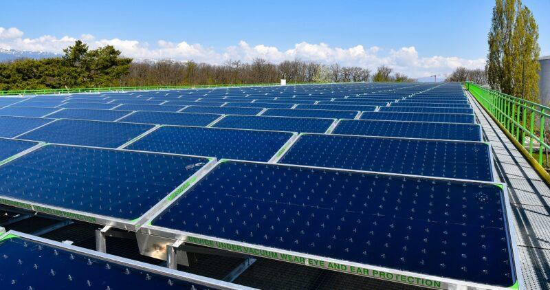 Zu sehen ist eine Solarthermie-Großanlage für die Fernwärme, die TVP Solar in Genf errichtet hat.