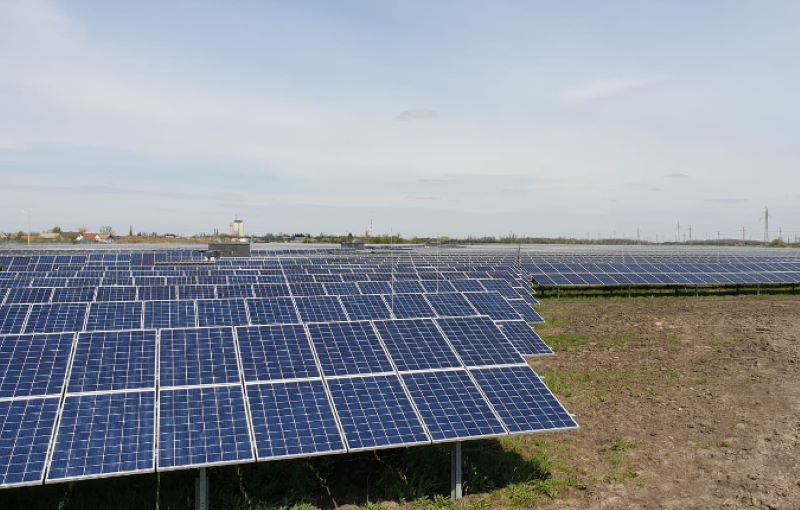 Blick über einen Photovoltaikpark in Ungarn.