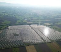 Luftbild vom Solarpark Megala Kalyvia von Abo Energy in Griechenland.