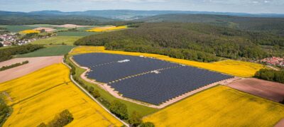 Im Bild ein Photovoltaik-Solarpark von Abo Wind, der Halbjahresbericht 2023 weist eine steigende Projektpipeline aus.