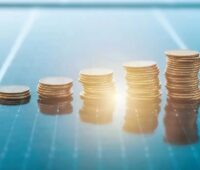 Geldmünzen auf Photovoltaik-Modulen, die Bundesnetzagentur hat die Ergebnisse der aktuellen EEG-Ausschreibung für Windenergie an Land und Solaranlagen auf Gebäuden und Lärmschutzwänden veröffentlicht.