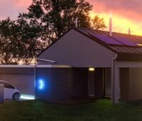 Ein E-Auto lädt nachts an einem Haus mit Photovoltaik-Anlage, das Beegy-HEMS automatisiert Direktvermarktung von Solarstrom bei hohen Börsenpreisen.