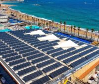 Im Bild eine Solaranlage in Barcelona, die PVT-Module von Abora Solar enthält.