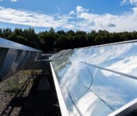 Zu sehen ist ein Solarkollektorfeld aus dem T160, einem konzentrierenden Kollektor von Absolicon.