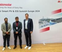 Im Bild Karan Singh, Head of Marketing, Ümit Subas, Geschäftsführer, Alexander Kubitschek, Partner Account Manager von Acondistec vor einem Huawei Fusionsolar Aufsteller.