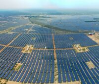 Zu sehen ist der gigantische Solarpark Kamuthi mit 780 MW Leistung. Jetzt hat Adani Green Energy den Zuschlag für den weltweit größten Photovoltaik-Auftrag erhalten.